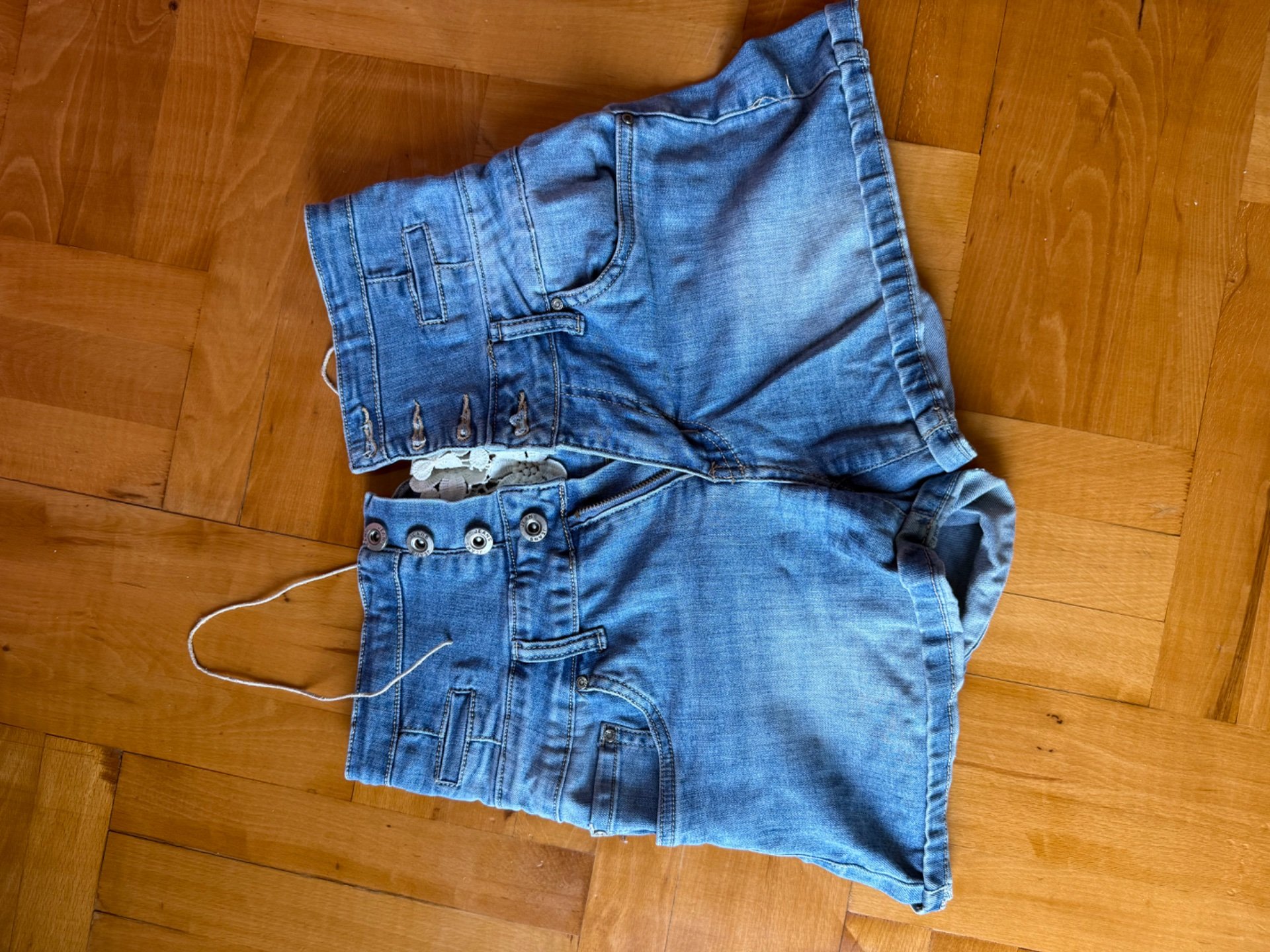 Dva para kratki pantaloni