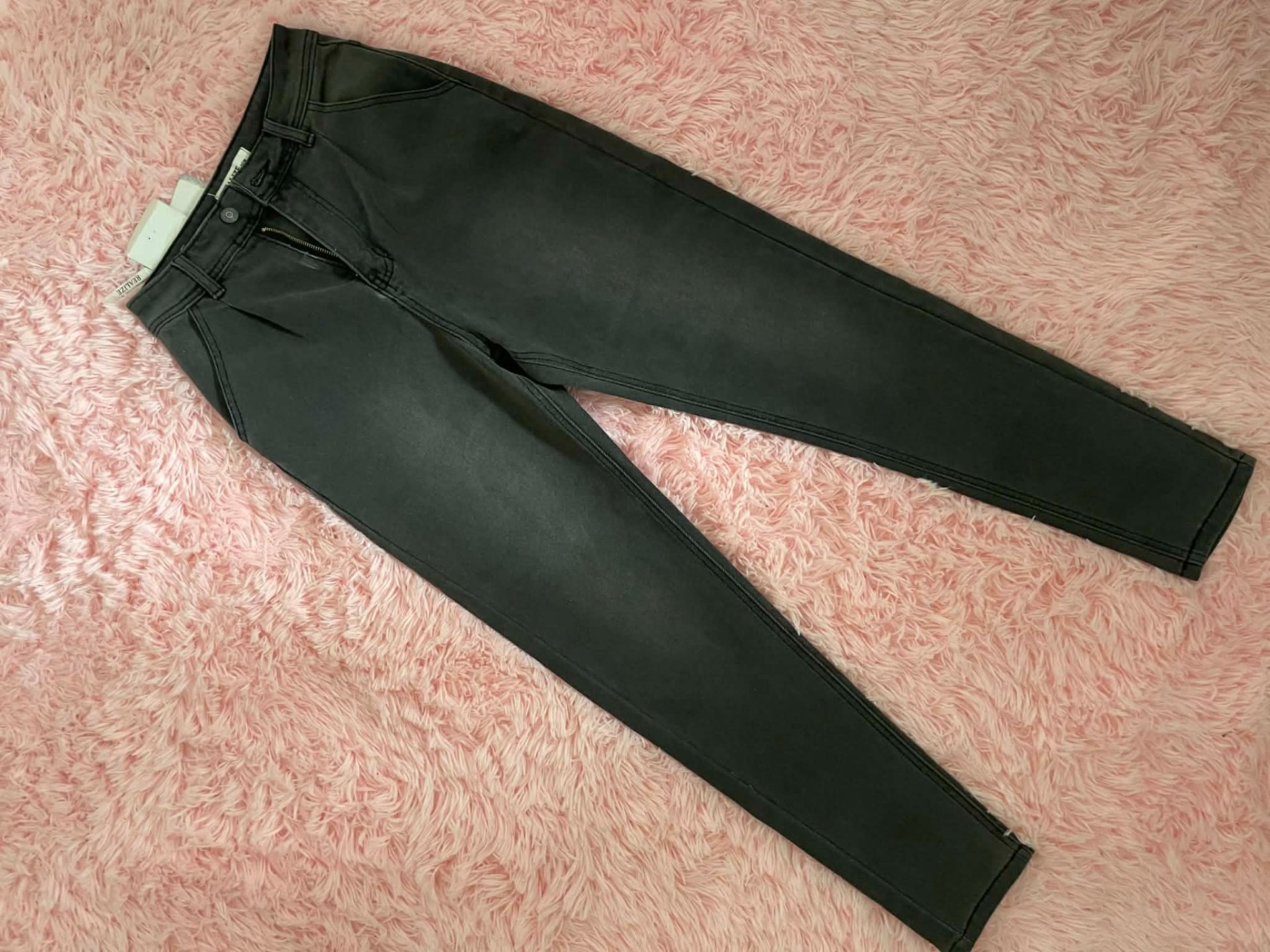 Црни фармерки необлечени