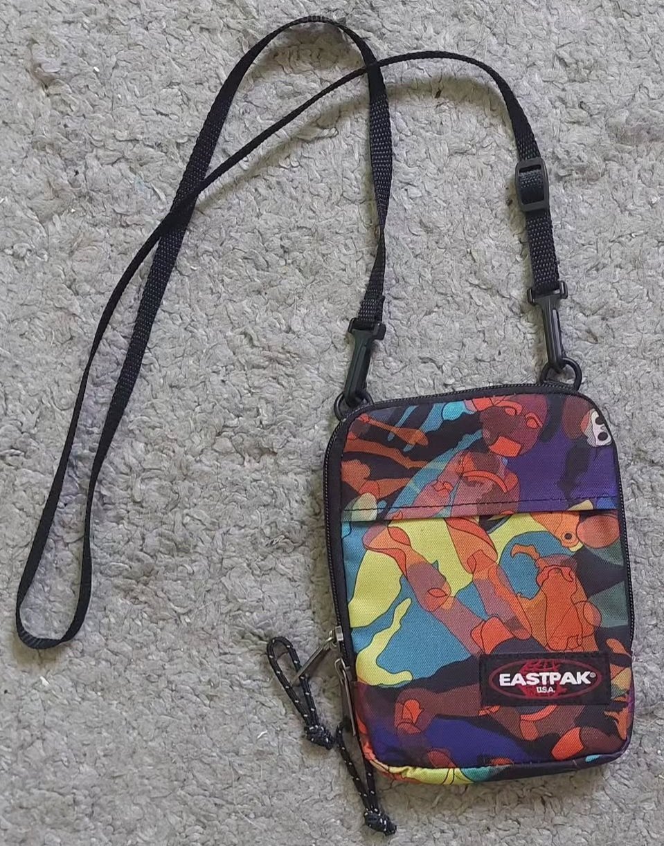 Eastpak ташничка за околу врат