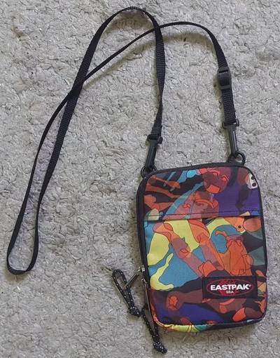 Eastpak ташничка за околу врат