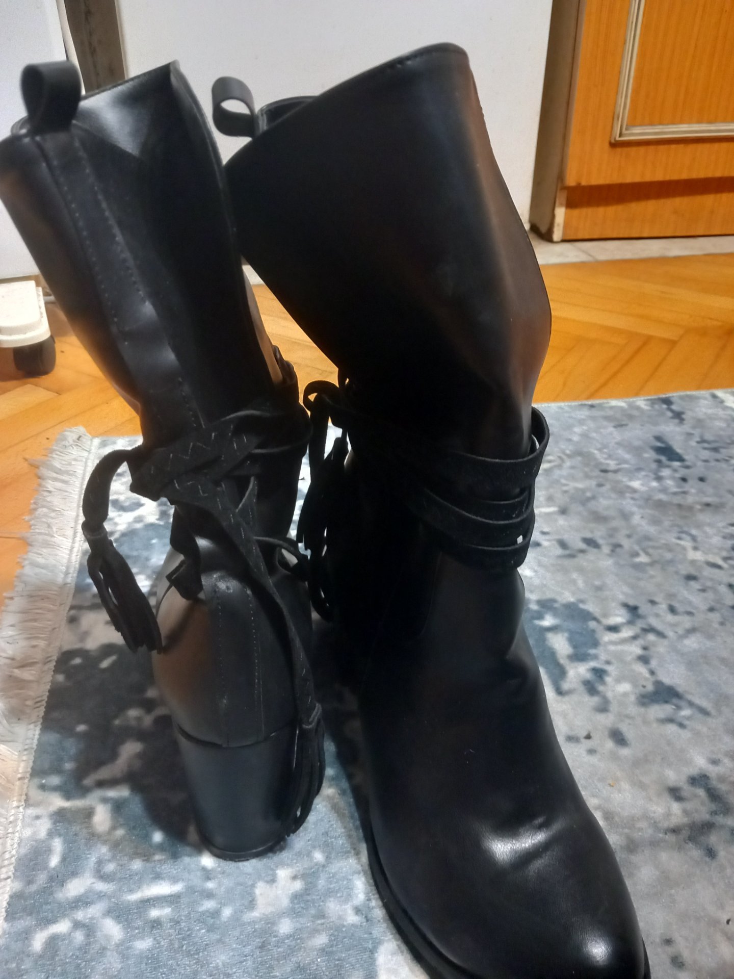 Elegantni crni stikli