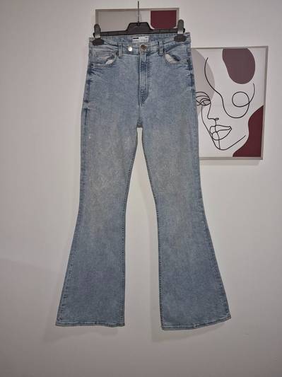 Bershka ''flare'' farmerki