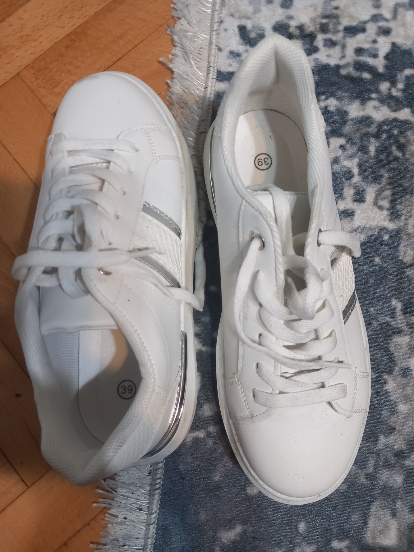 Beli novi patiki broj 39