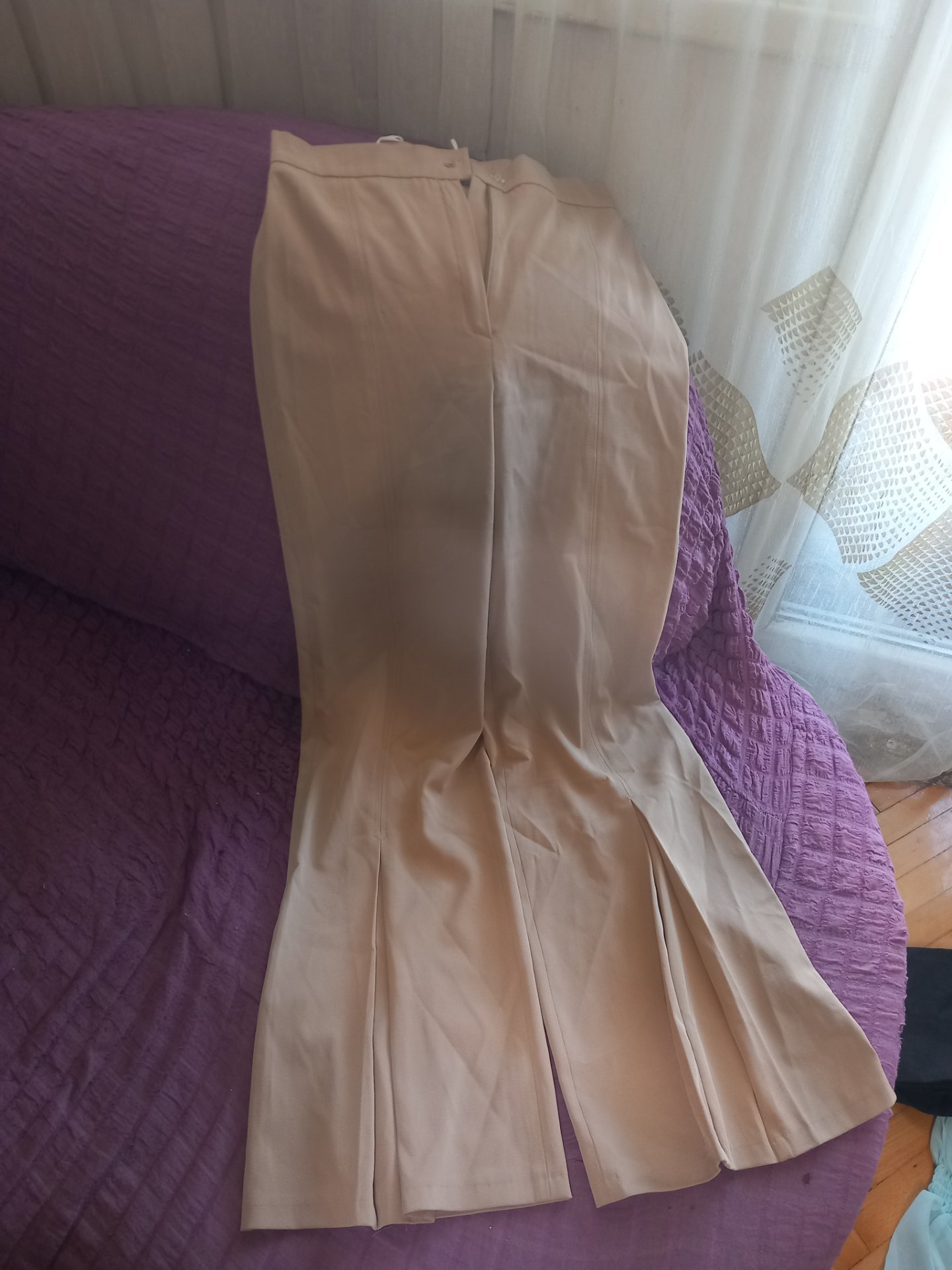 Bella kremasti zvonesti pantaloni so falti napred