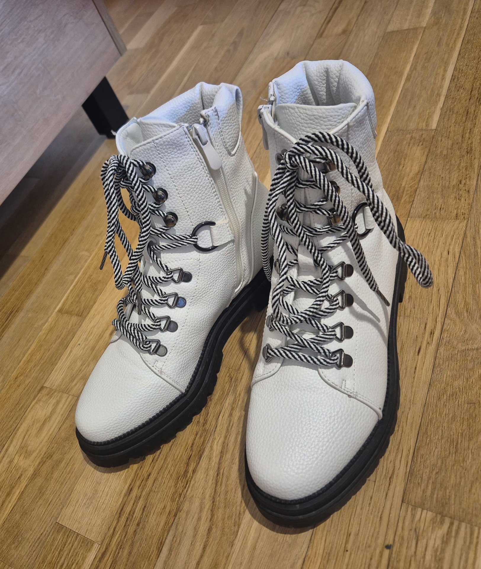 Црнобели чизмички