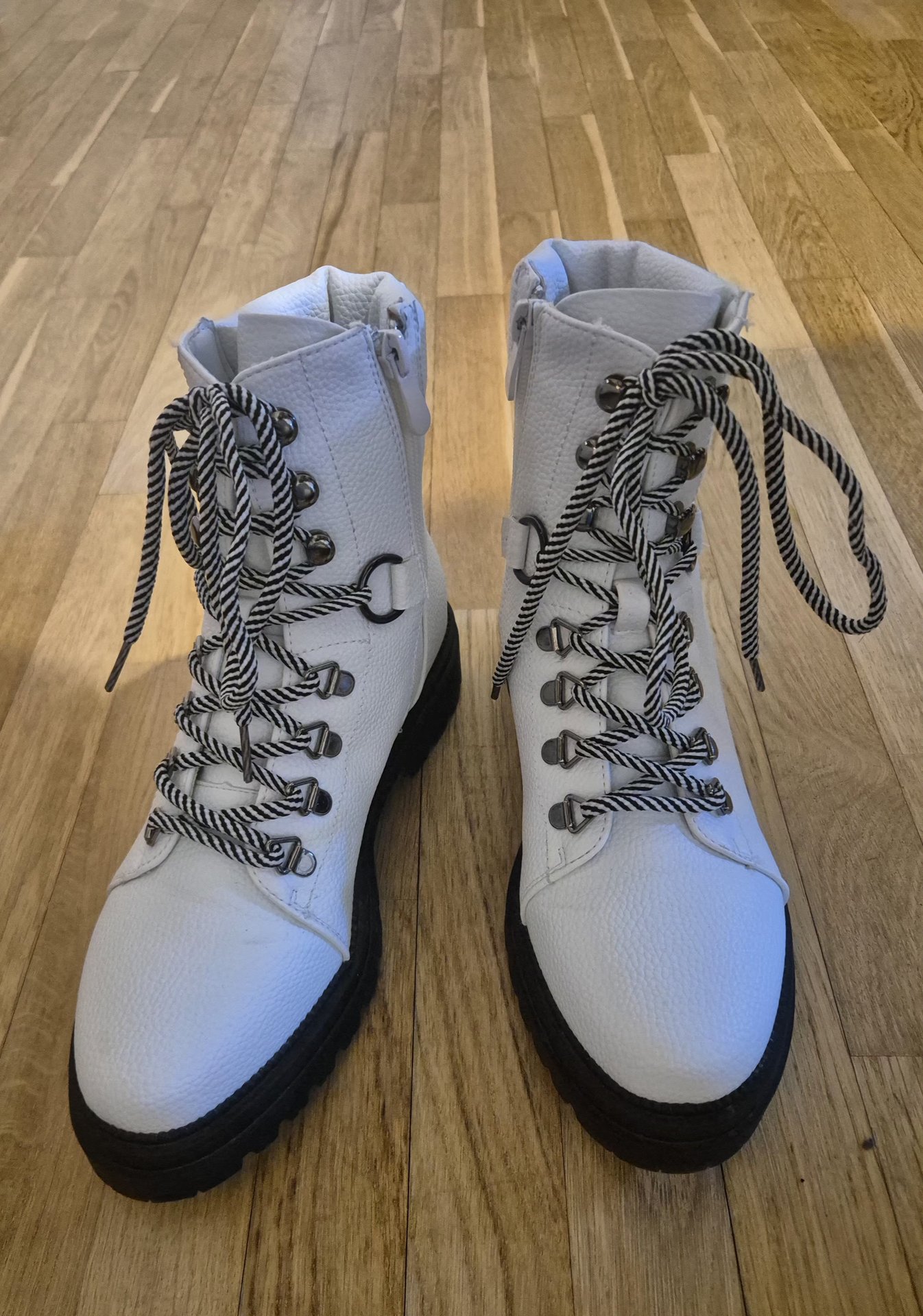 Црнобели чизмички - 2