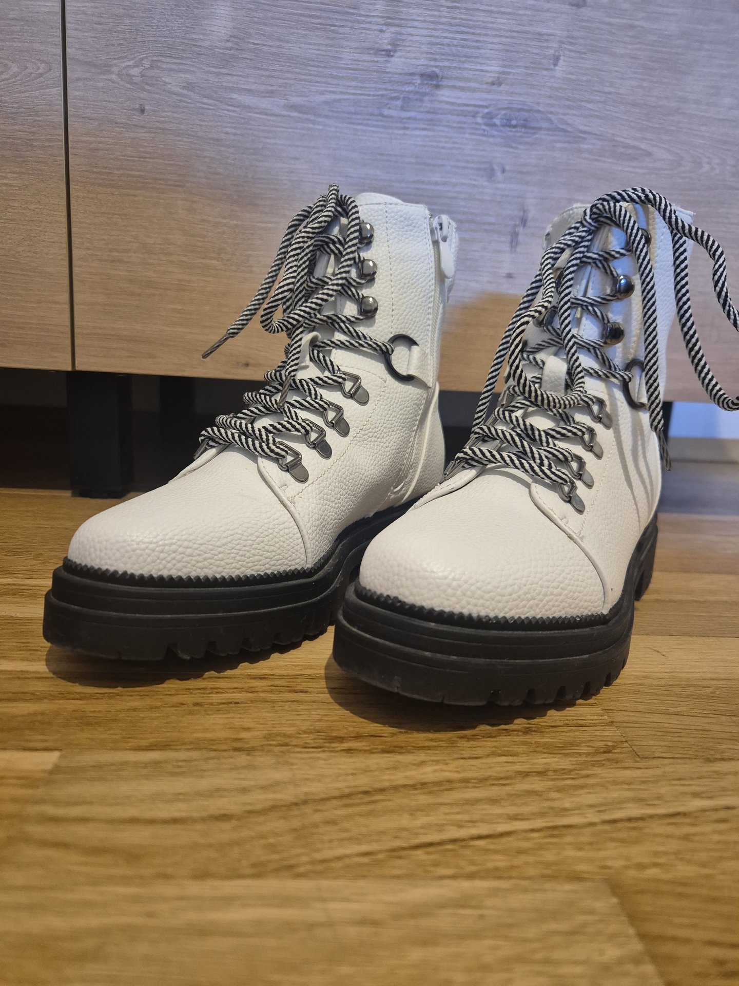 Црнобели чизмички - 5