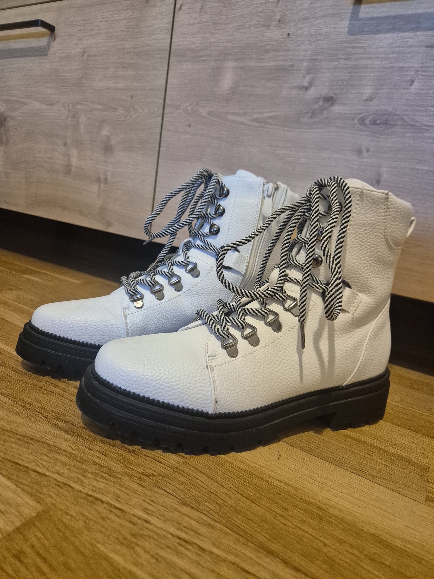 Црнобели чизмички - 4