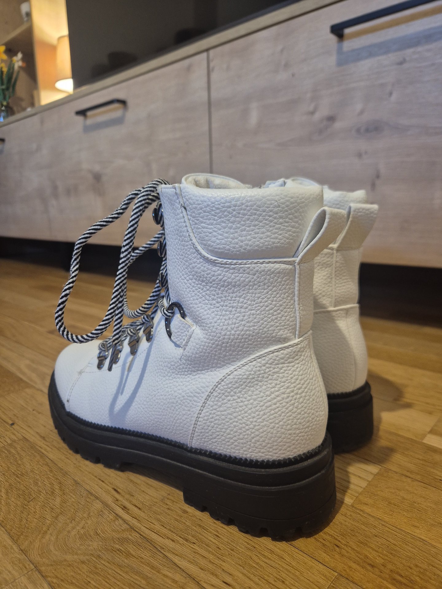 Црнобели чизмички - 3