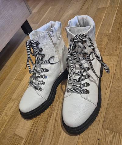 Црнобели чизмички