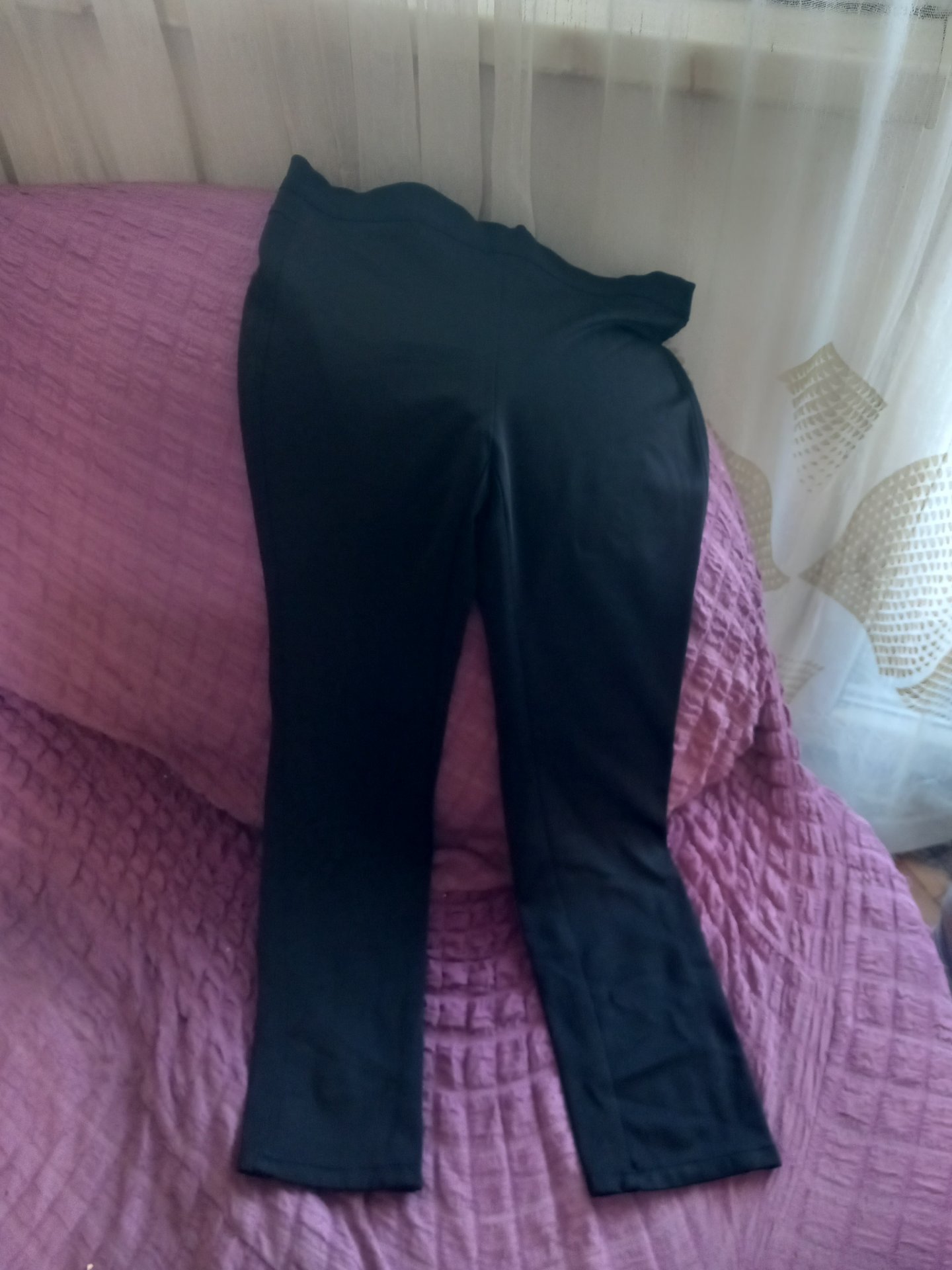 Satenski pantaloni so likra