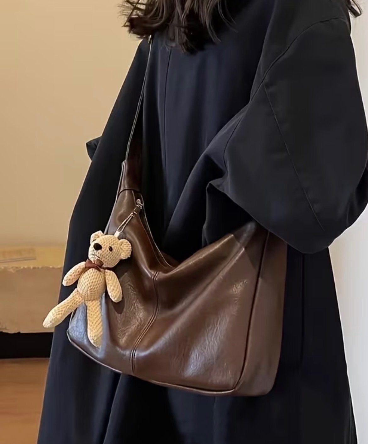 Кафеава чанта со украс