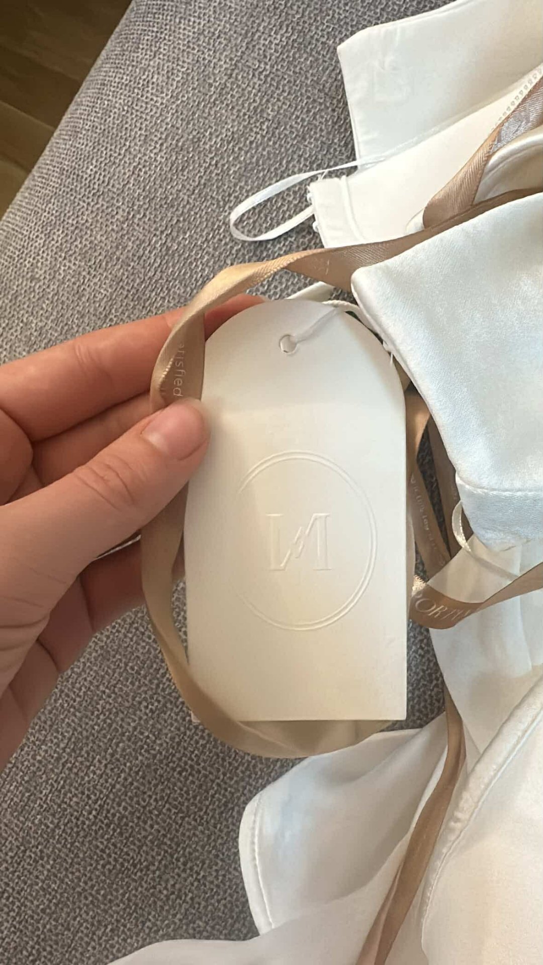 Долг бел сатенски фустан - се продава - 4