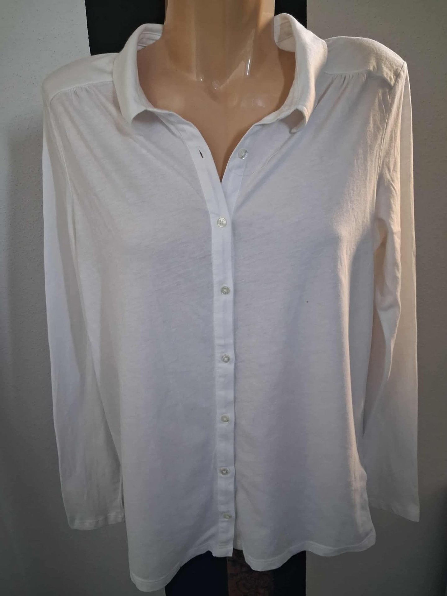 Елегантна бела кошула