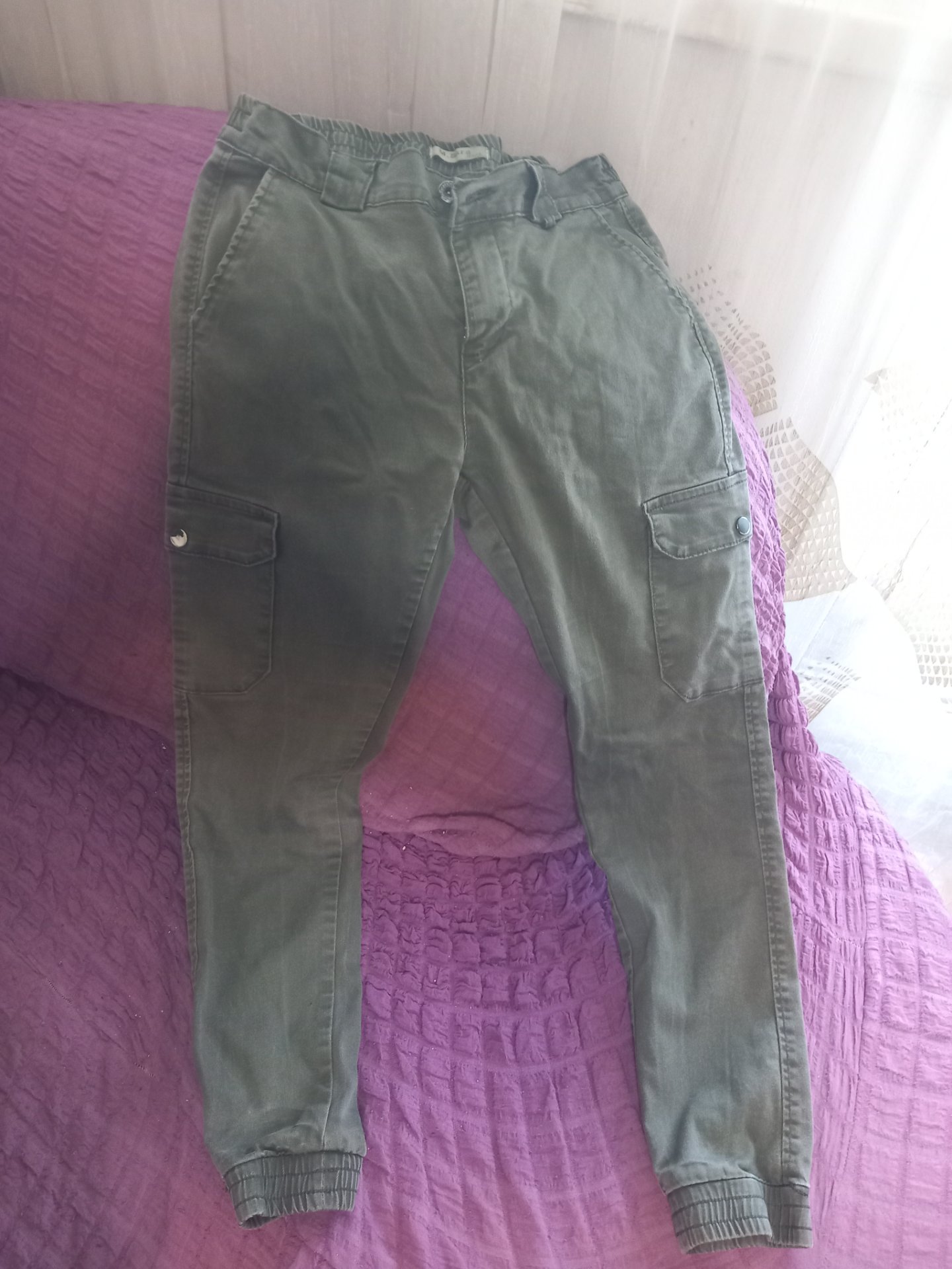 Stradivarius zeleni pantaloni S