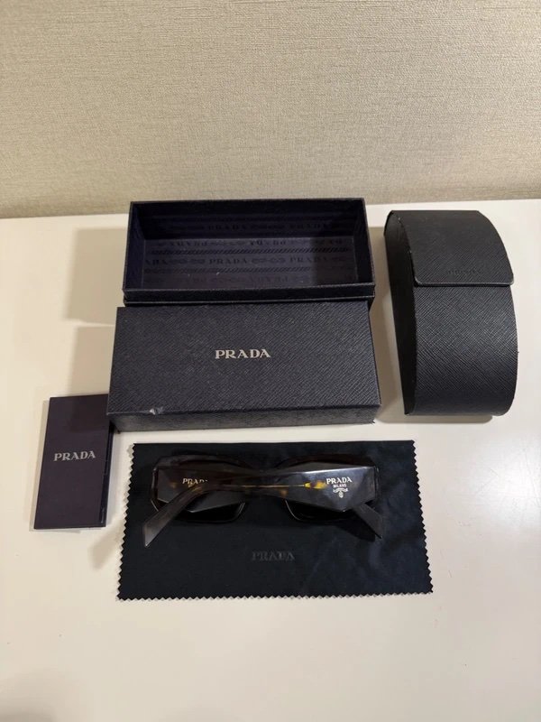 Prada очила за сонце