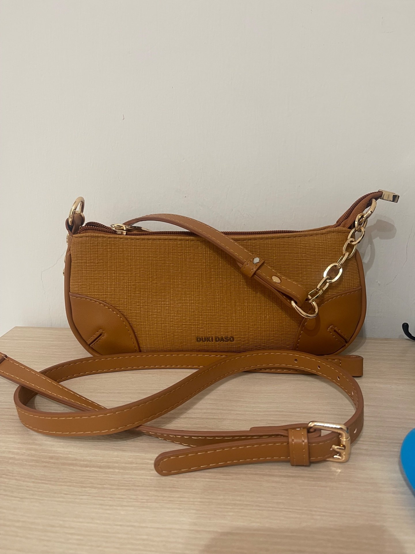 карамел кафеава (camel/cognac) со златни детали.