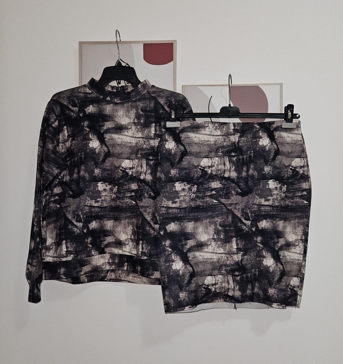 Nov komplet (suknja i bluza)