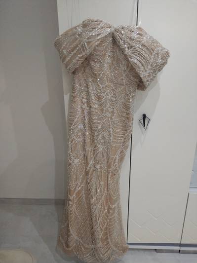 Eleganten fustan