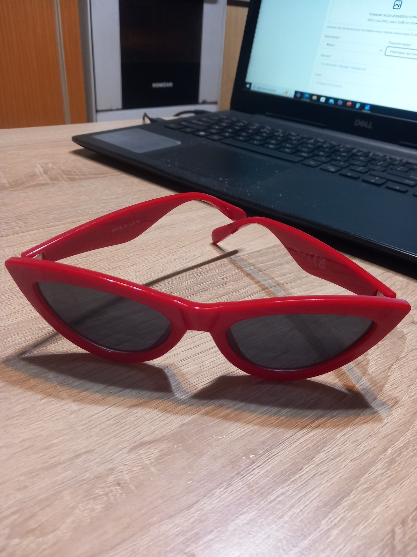 Zenski crveni naocari za sonce