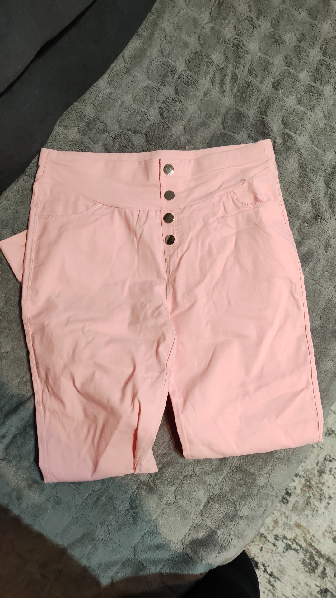 Pantaloni so likra
