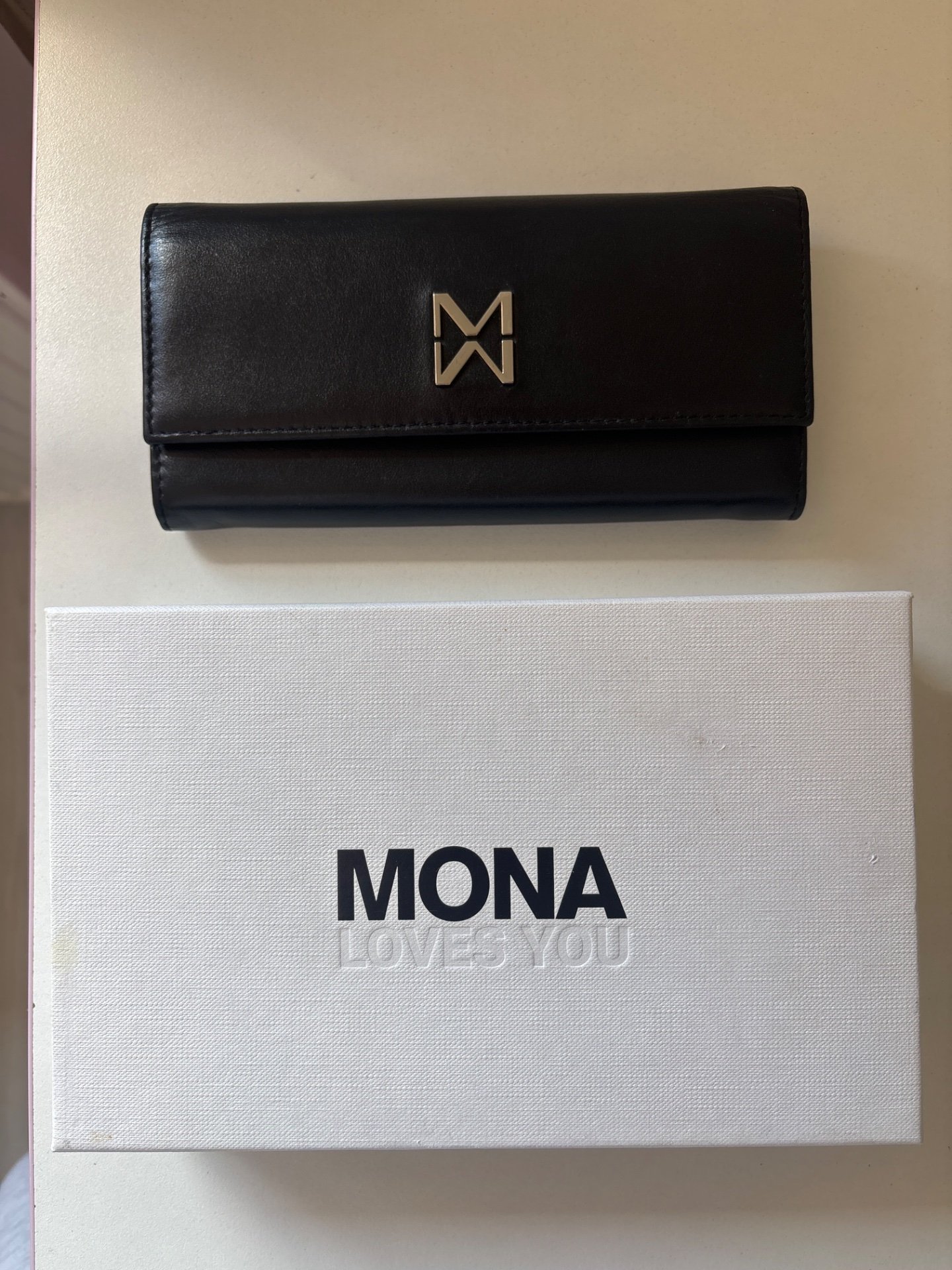 Mona паричник