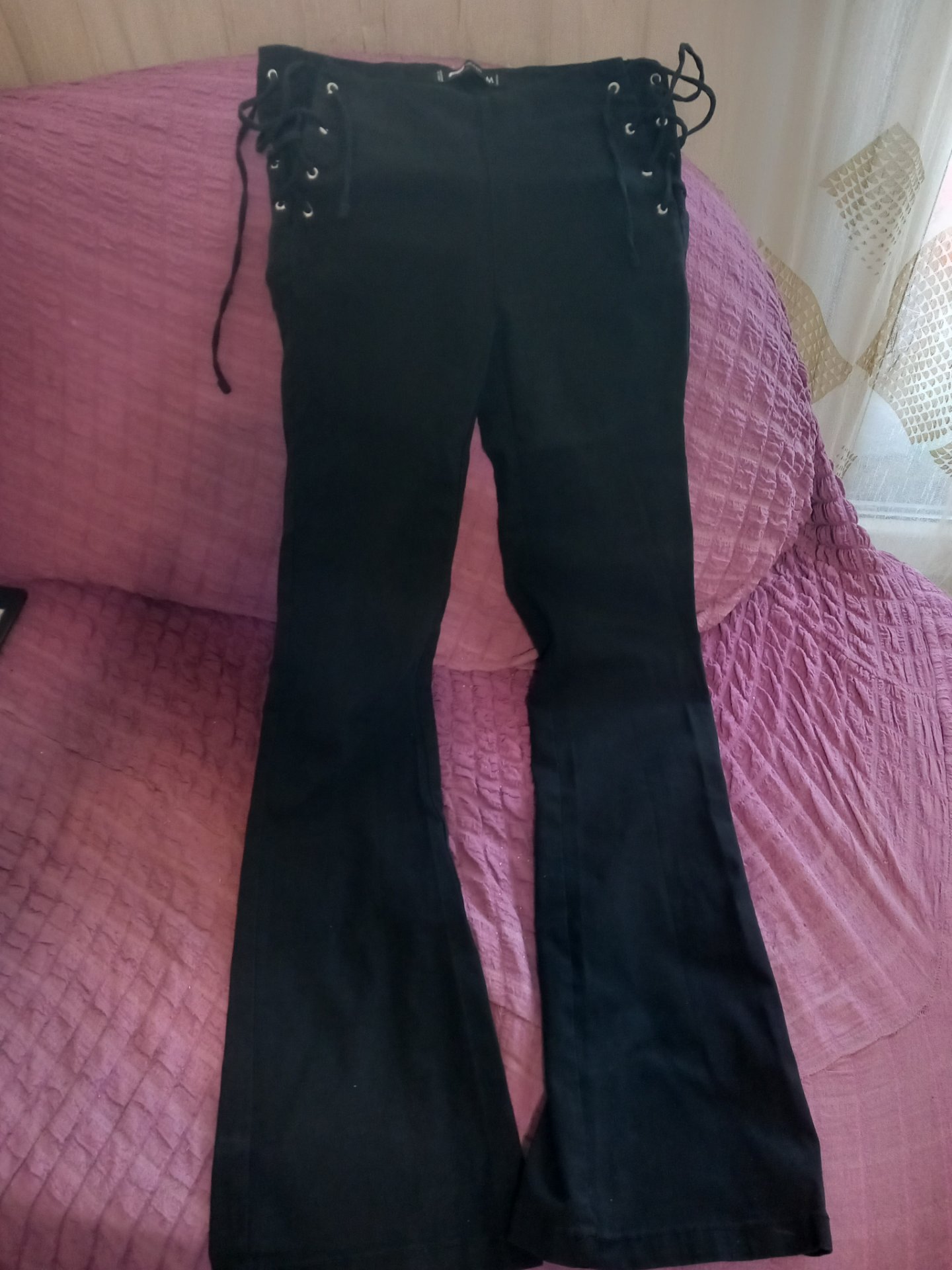 New Yorker zvonesti pantaloni so vrvki