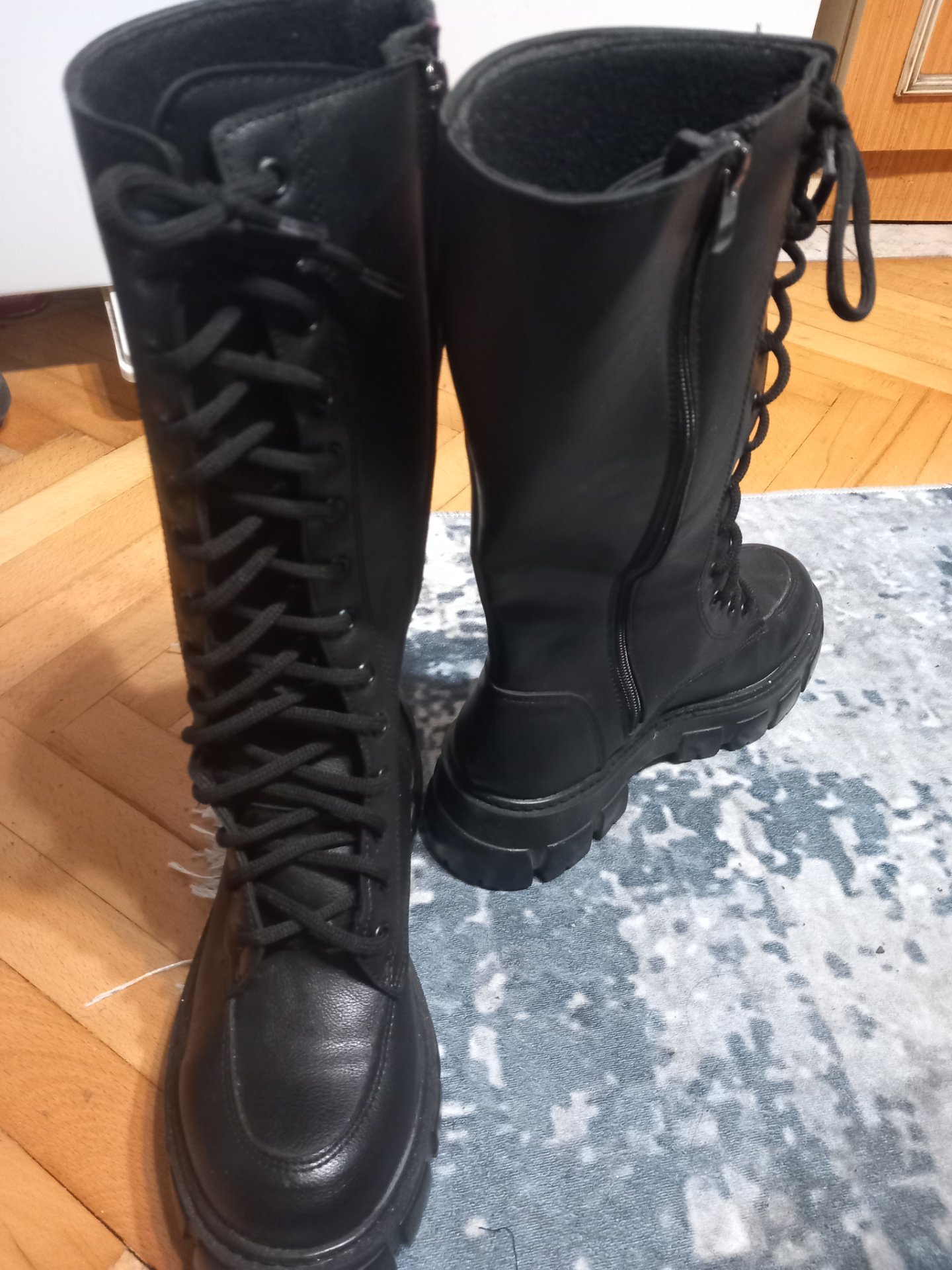 Novi crni dokmartinki visoki do kolenici