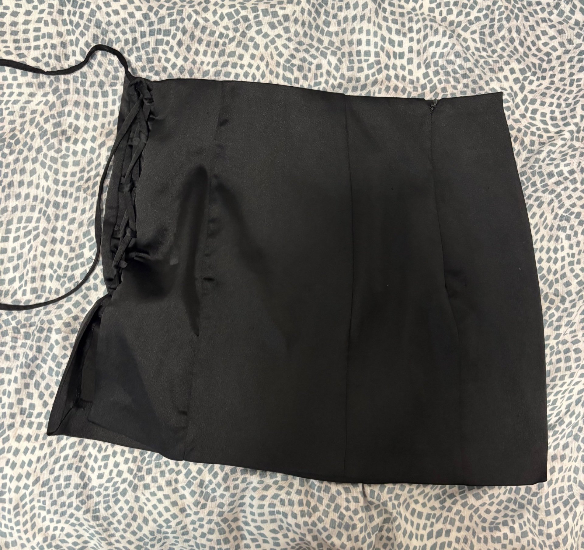 Црна кратка суќна