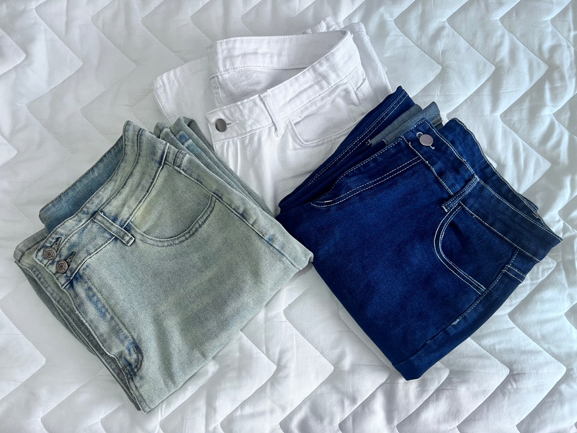 Три пара фармерки