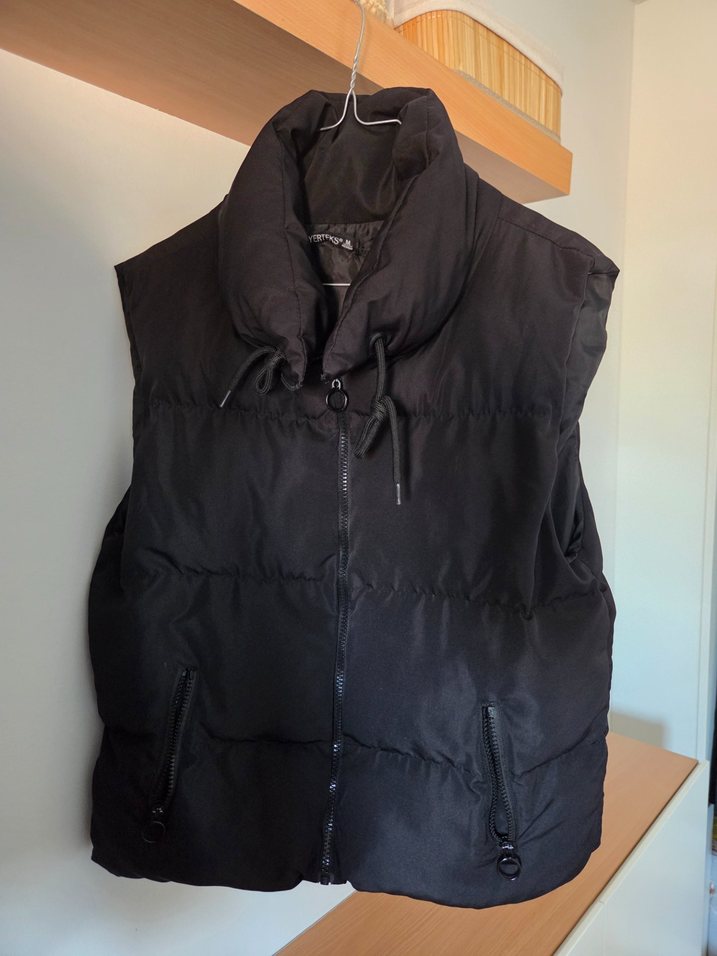 Црн бомбер елек