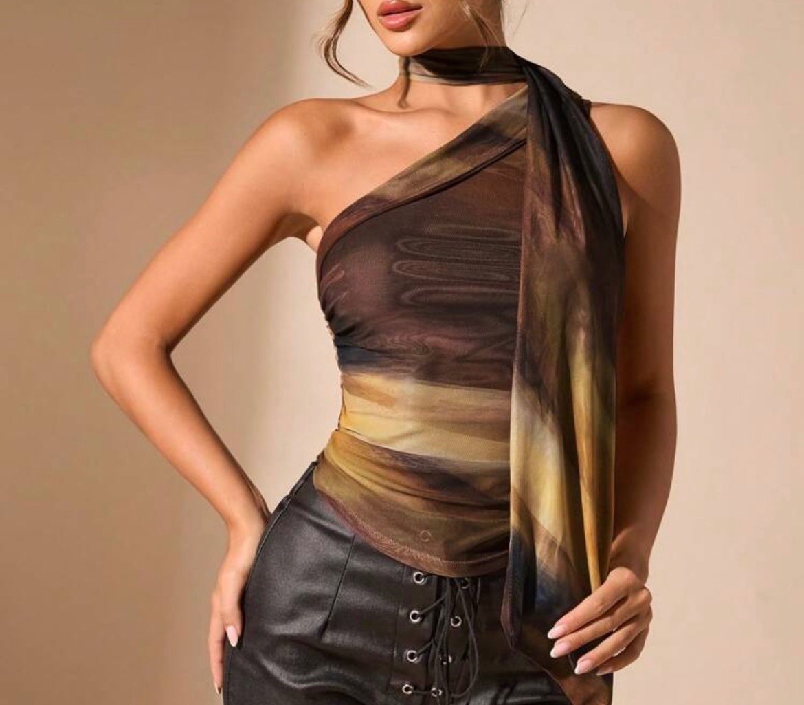 Кафеаво топче со украсен дел околу вратот