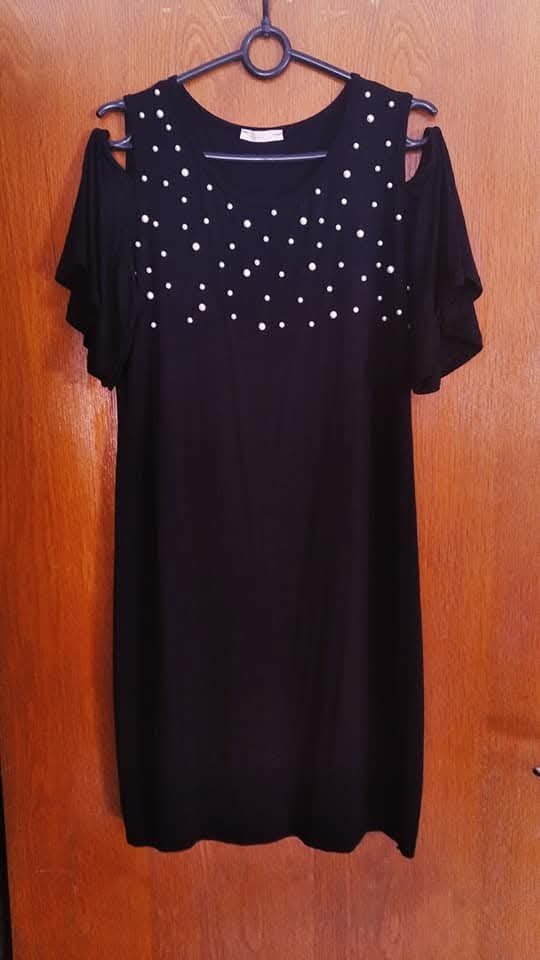 Црн фустан со бисери