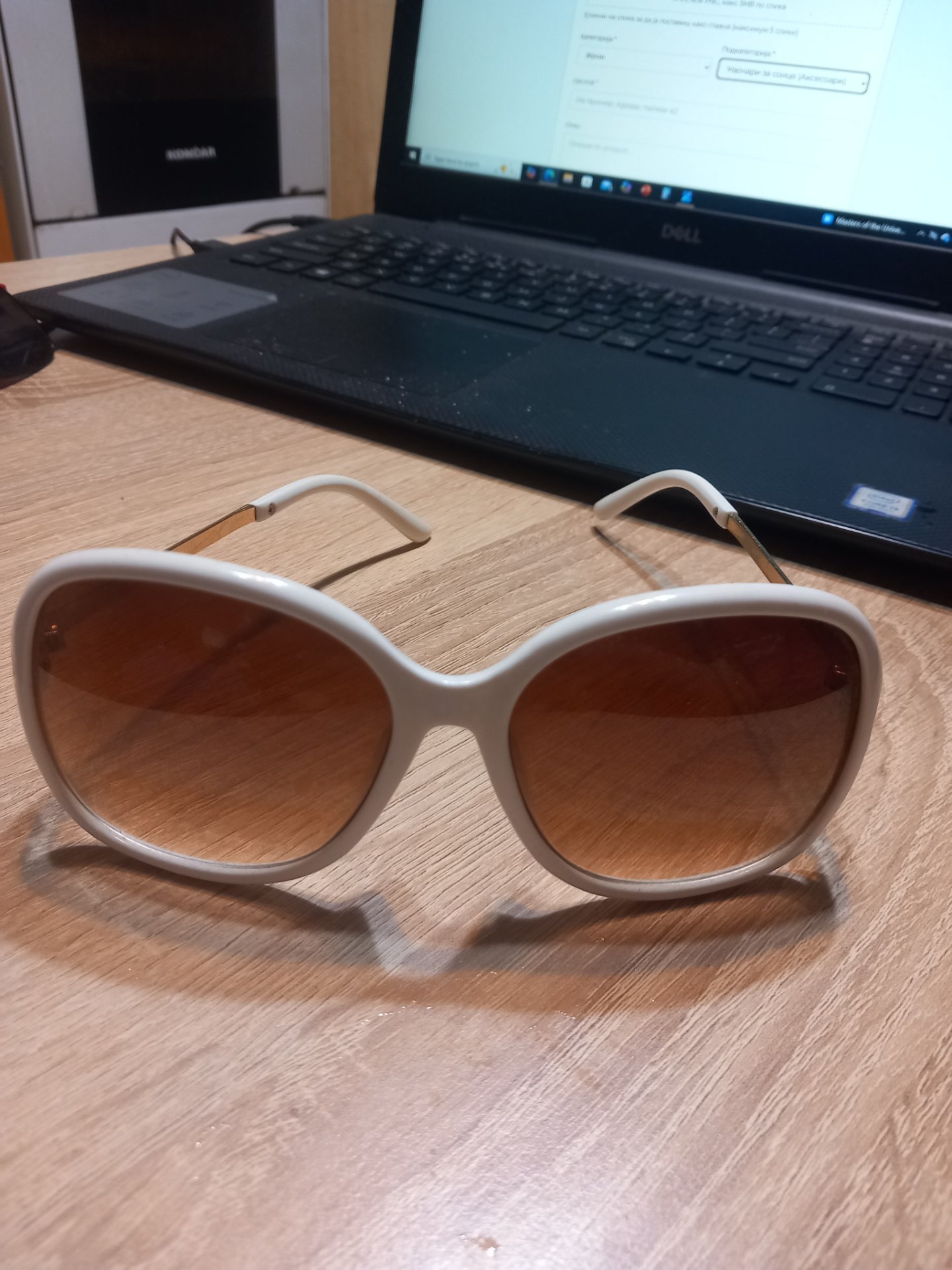 Beli plasticni zenski naocari