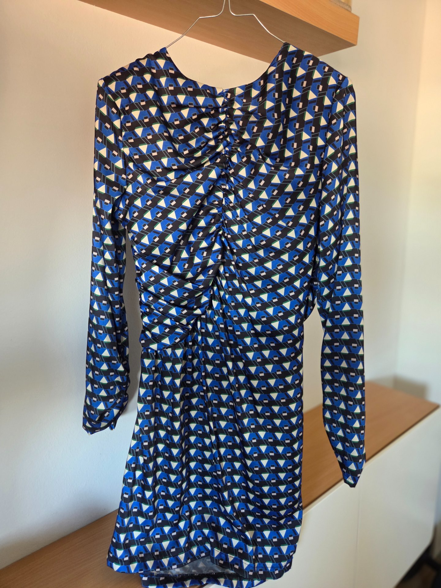 Дезениран краток фустан