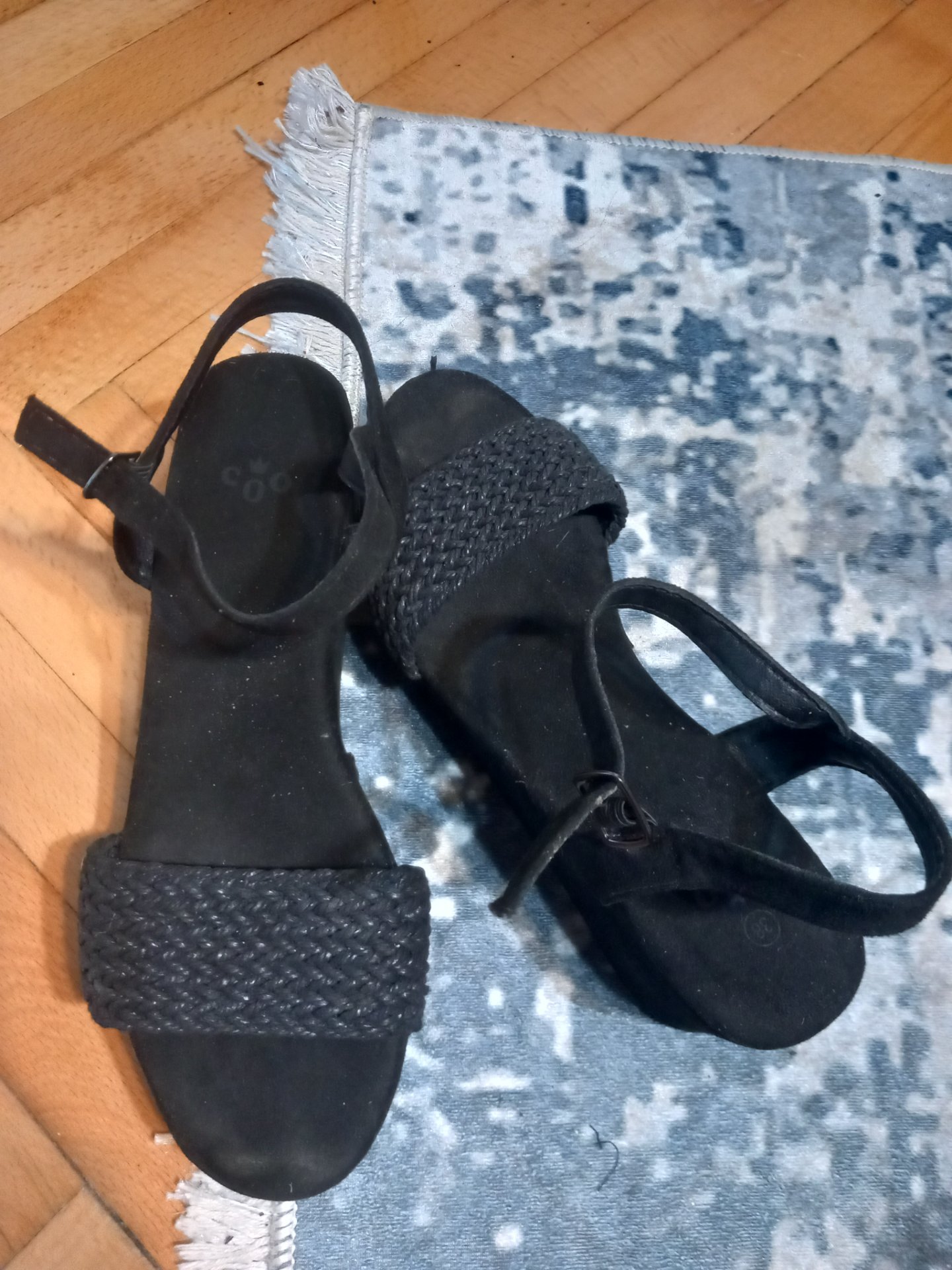 Crni prevrtena koza sandali na platforma