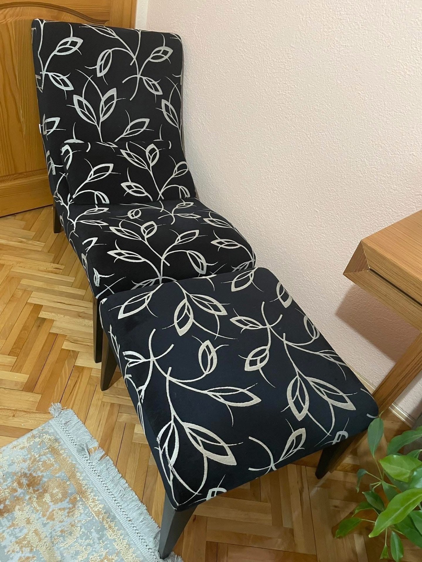 Продавам фотеља, лежај во два дела