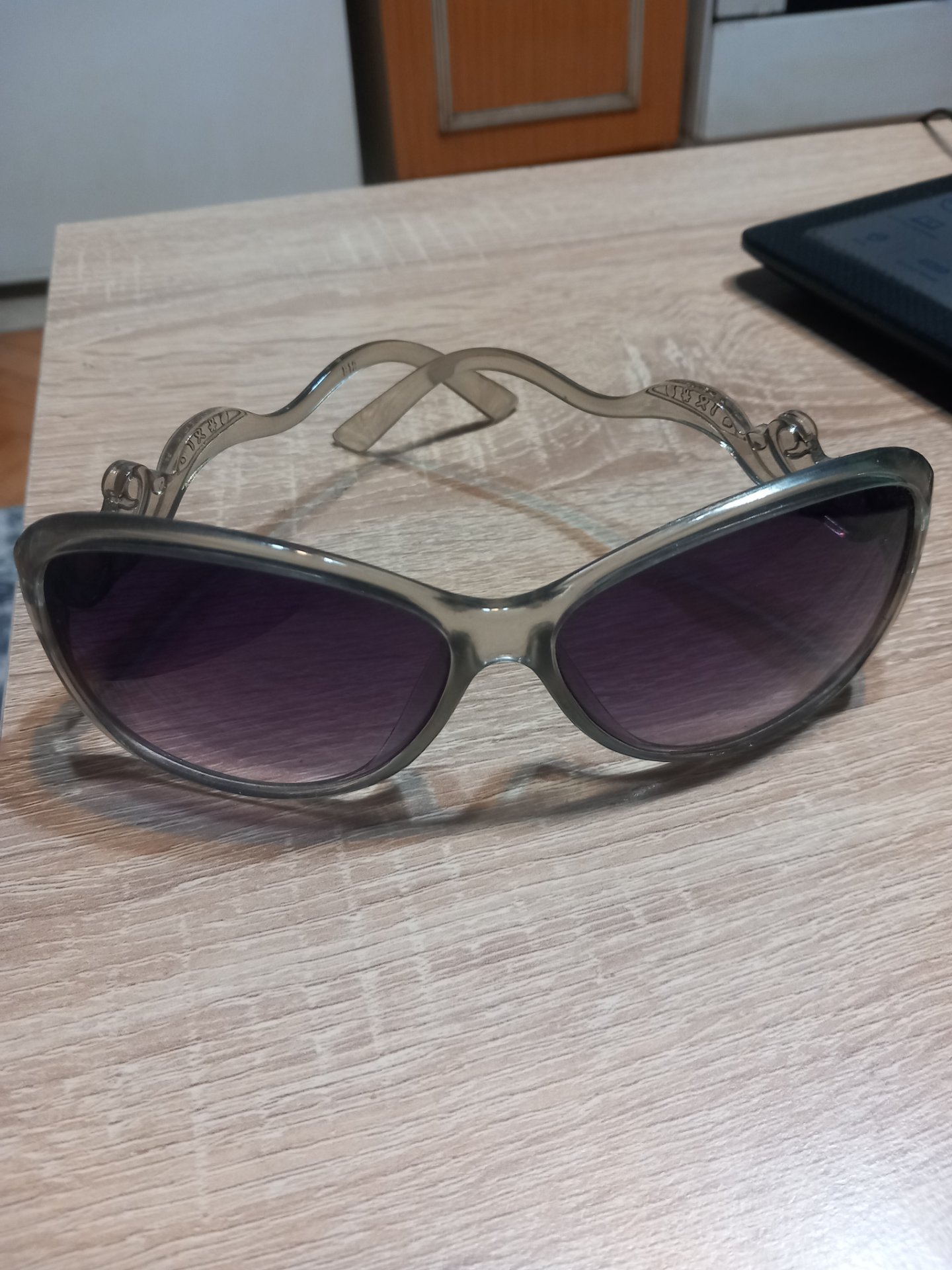 Sivi naocari za sonce nenoseni