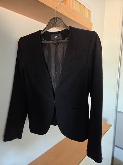 Црно струкирано сако