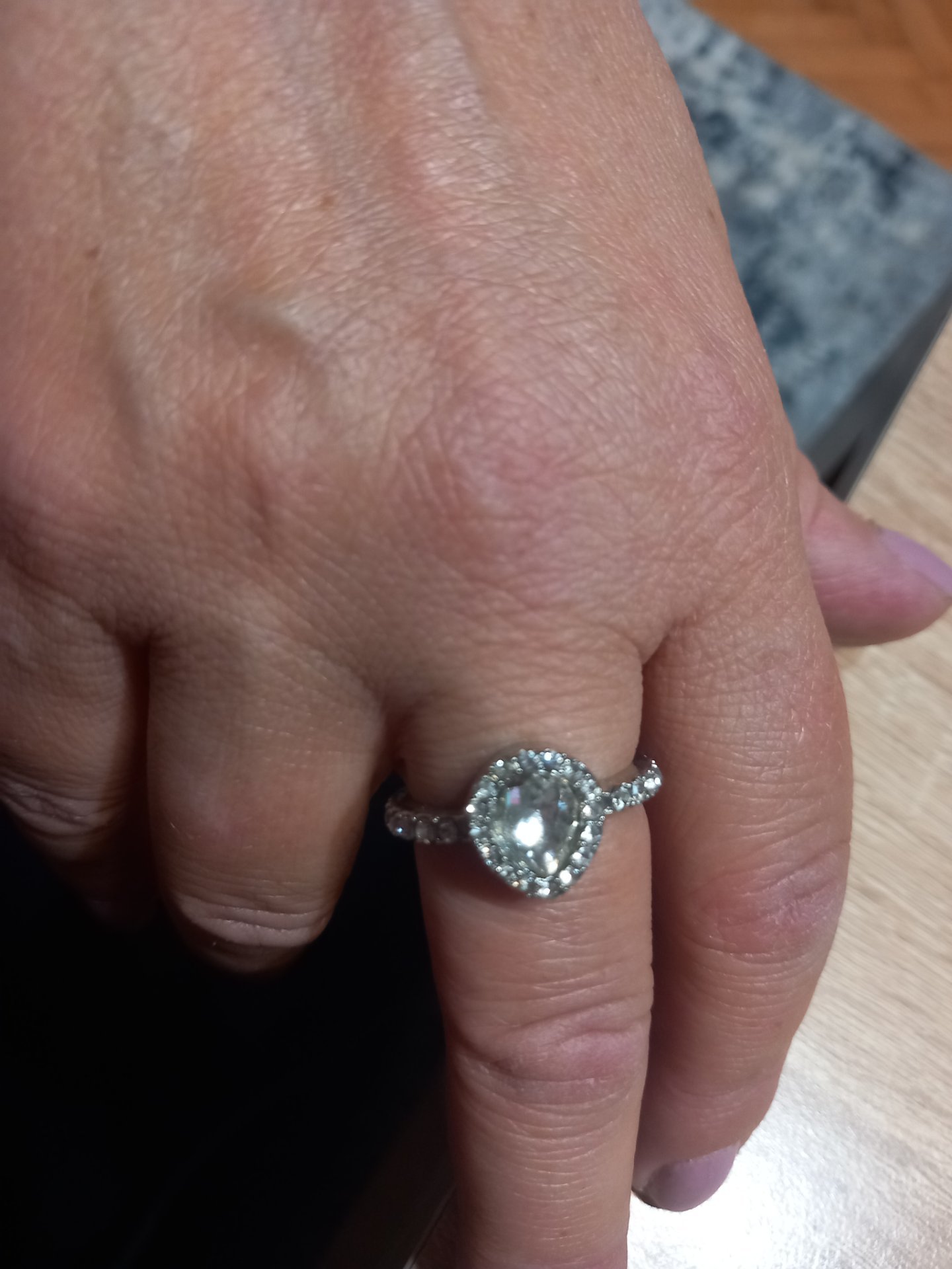 Pandora prsten solza broj 8