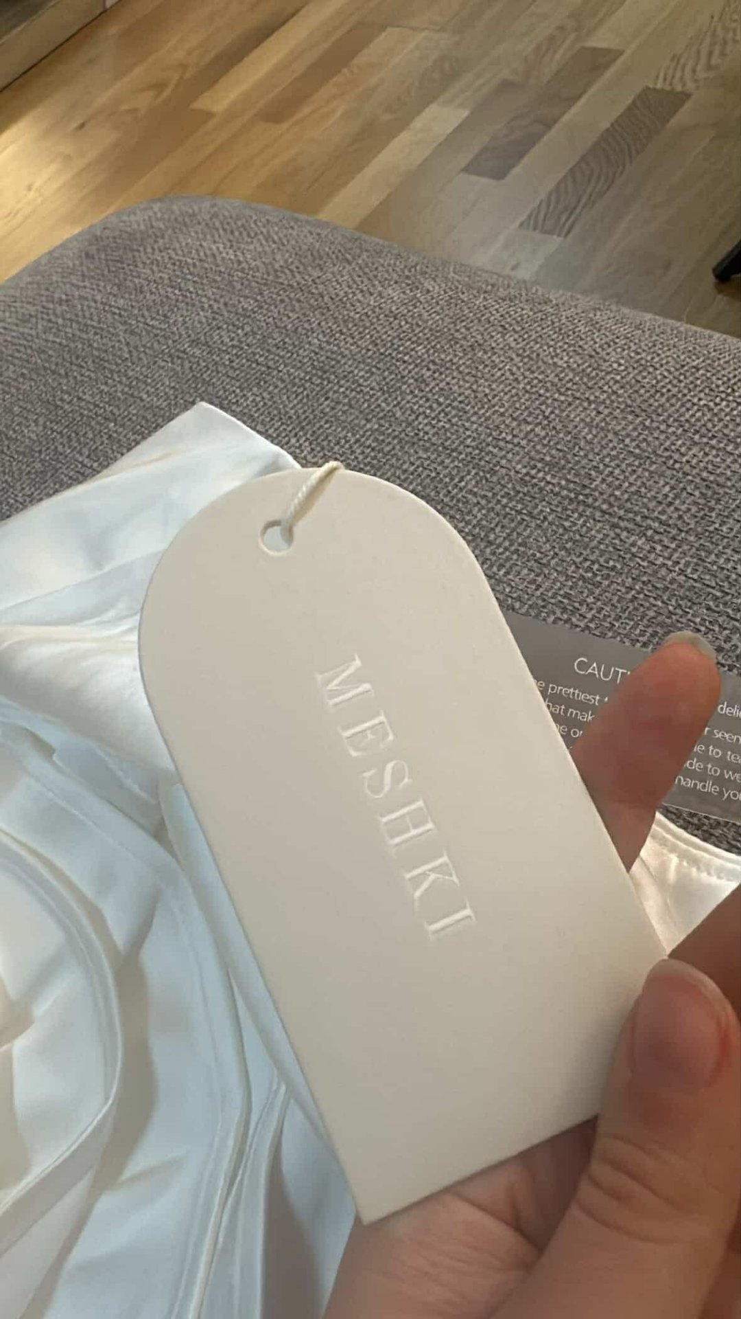 Бел сатенски краток фустан - 4