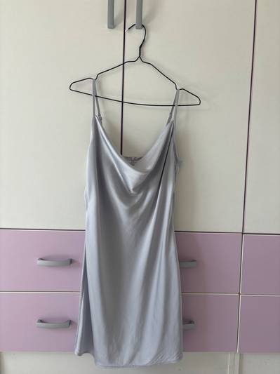 Сатенски фустан