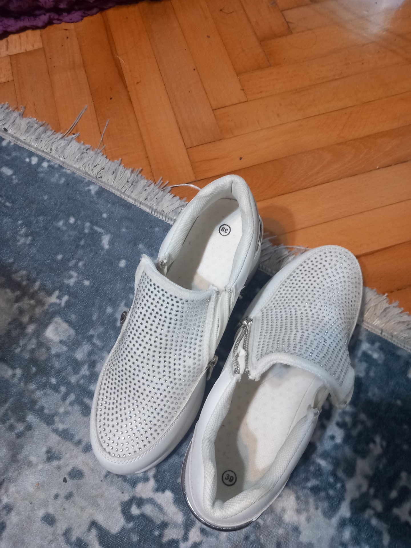 Novi beli patiki 39 so svetki