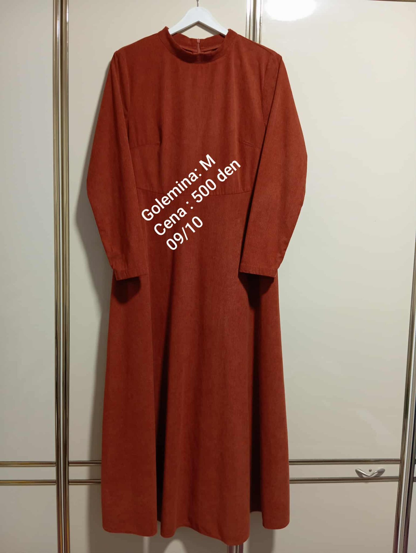 Kadifen portokalov keramida boja fustan