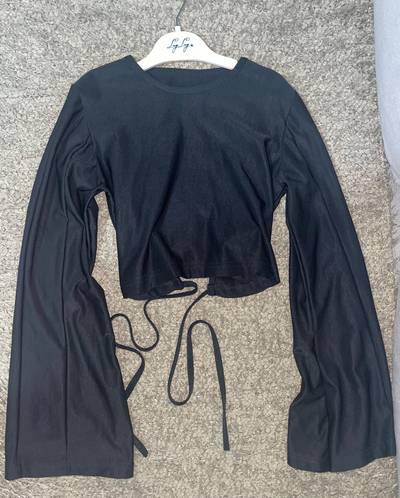 Црн crop top