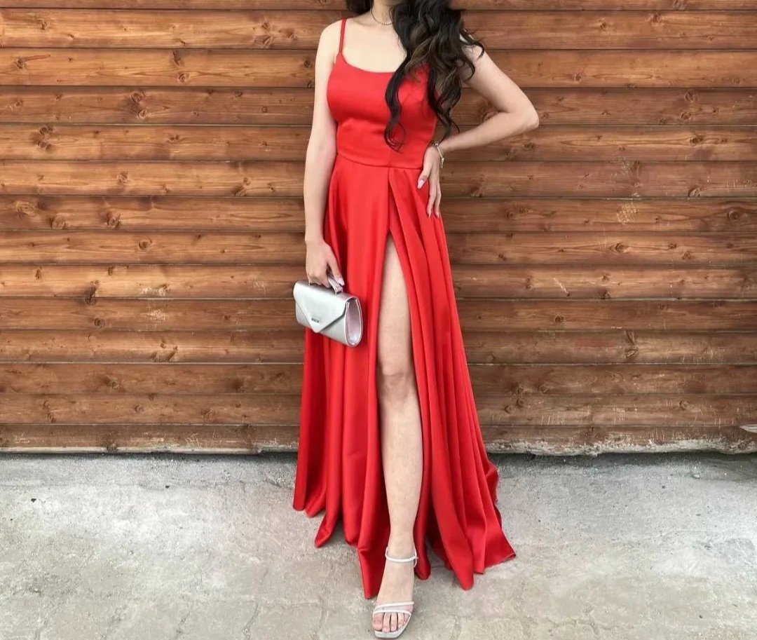 Сатенски црвен свечен фустан