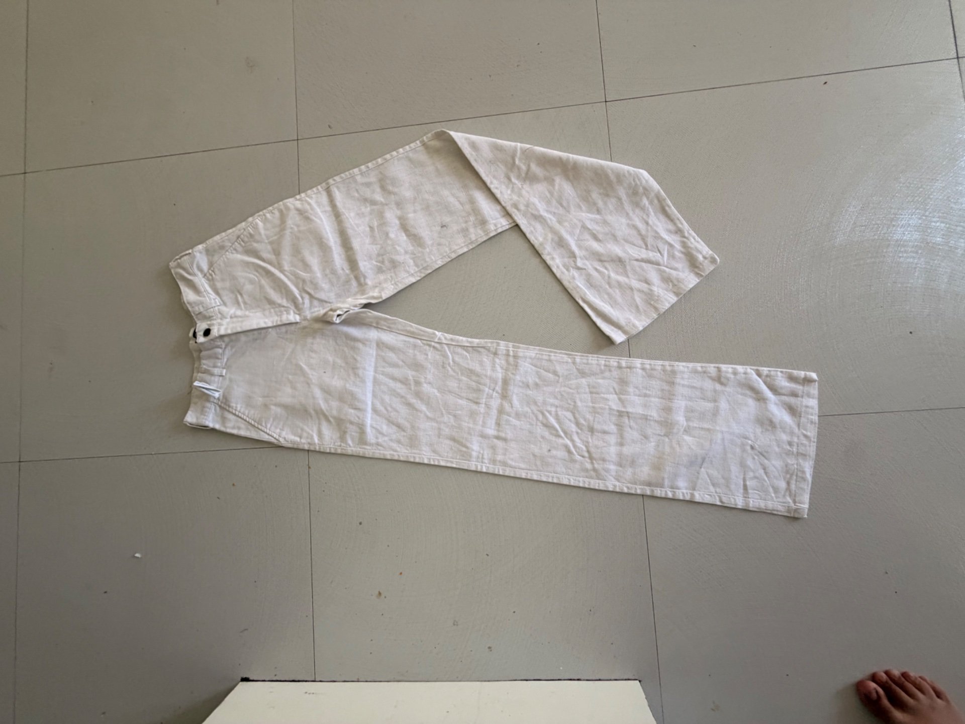 Prodavam farmerki i pantaloni