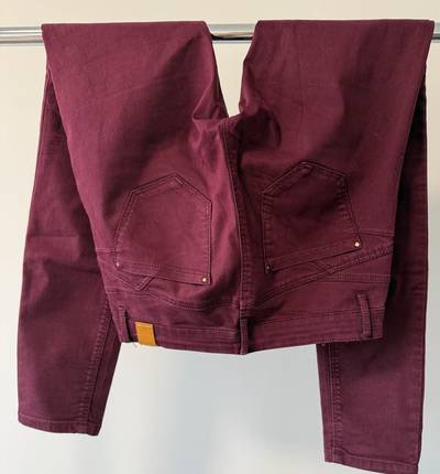 Bordo pantoloni Stradivarius