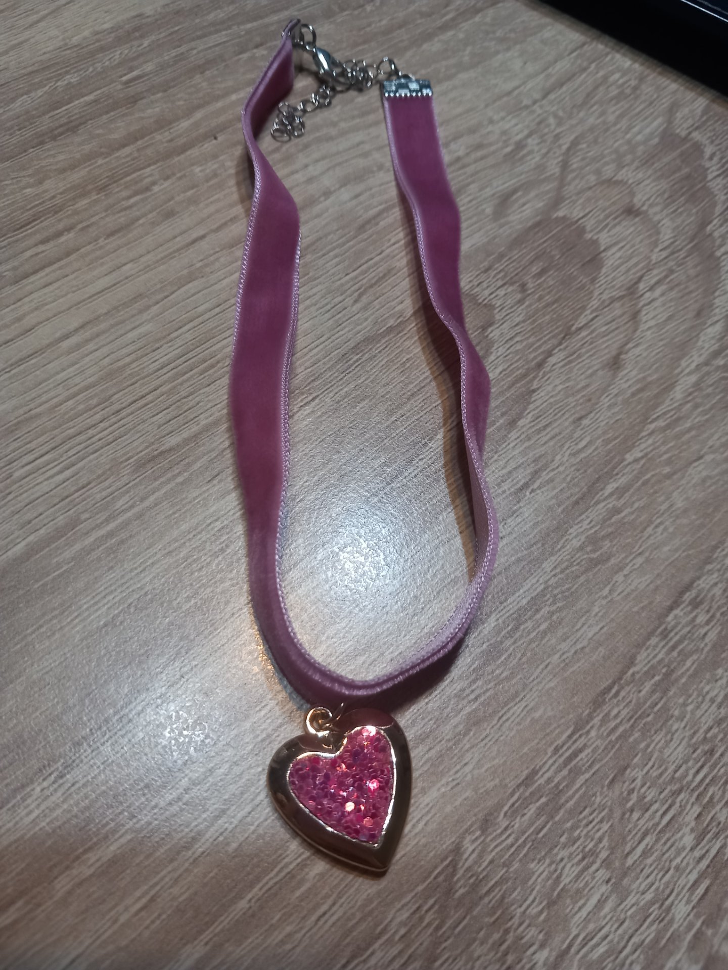 Rozev choker so srce zlatno