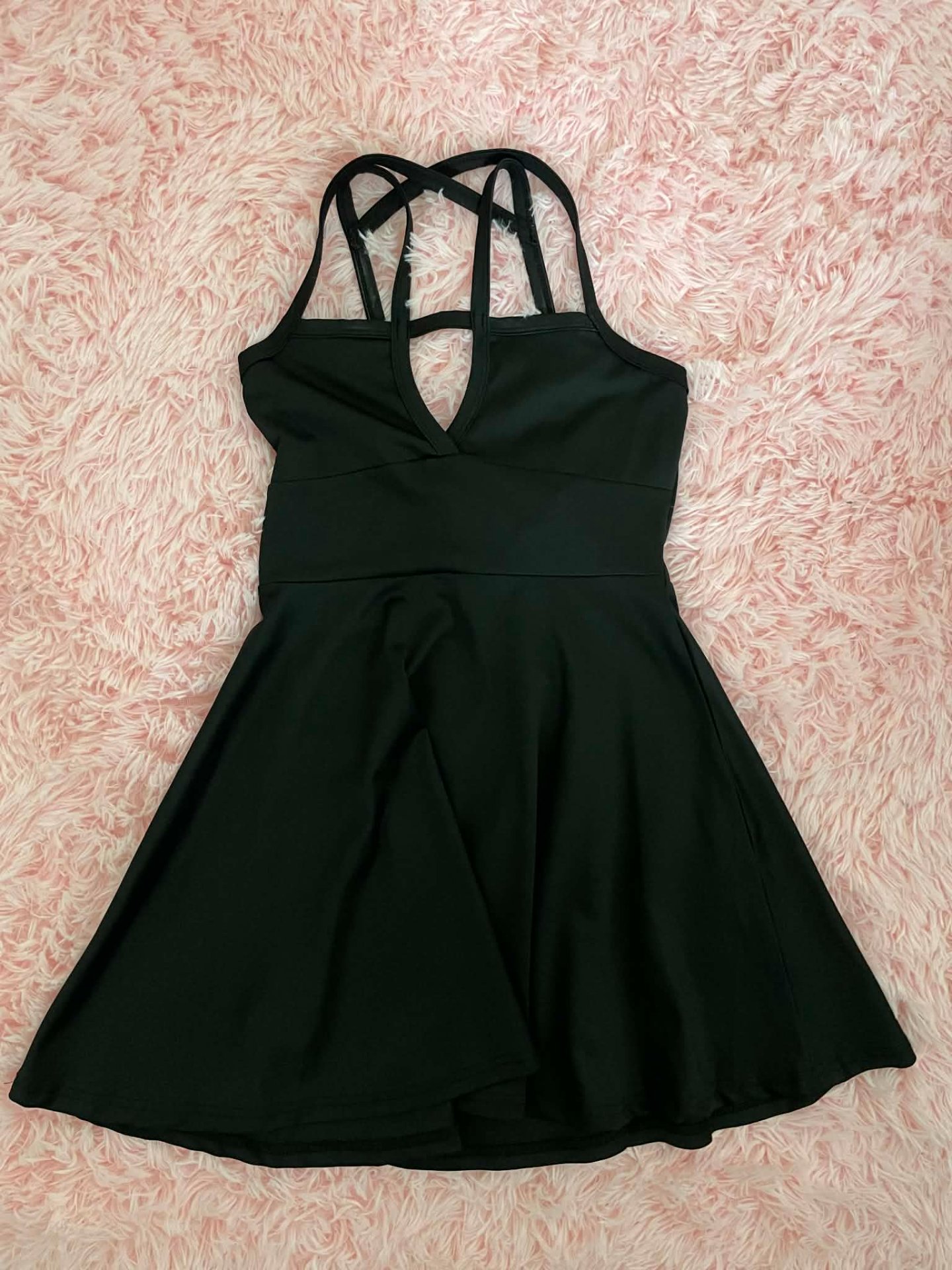 Црн фустан со дезен напред